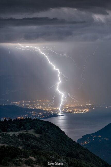 Orages entre Lyon et Annecy Orages entre Lyon et Annecy dans la soirée et nuit du 24 juillet 2015 depuis les hauteurs du Grand Colombier.